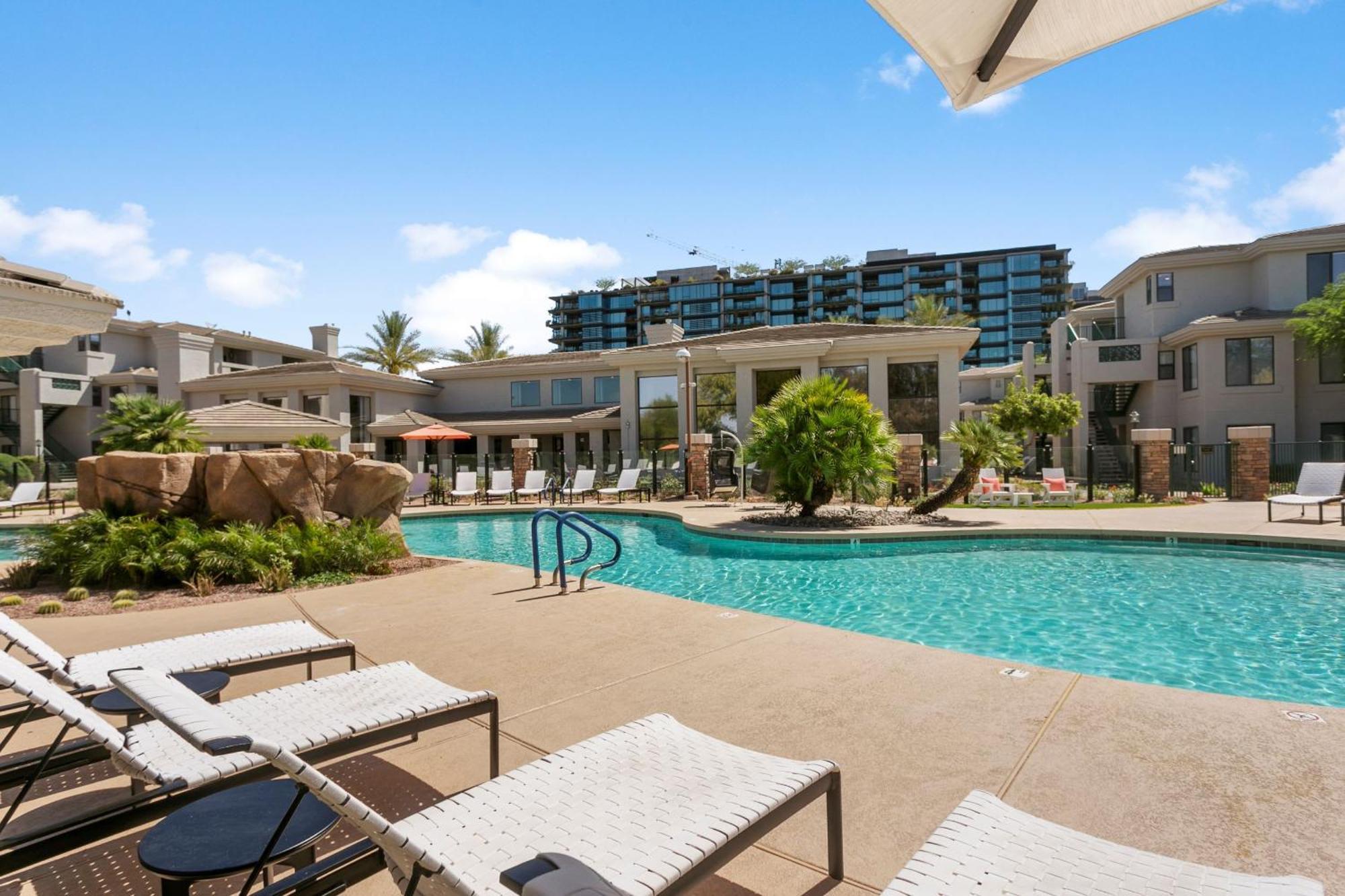 Cozysuites At Kierland Commons With Pool #13 Apartment *